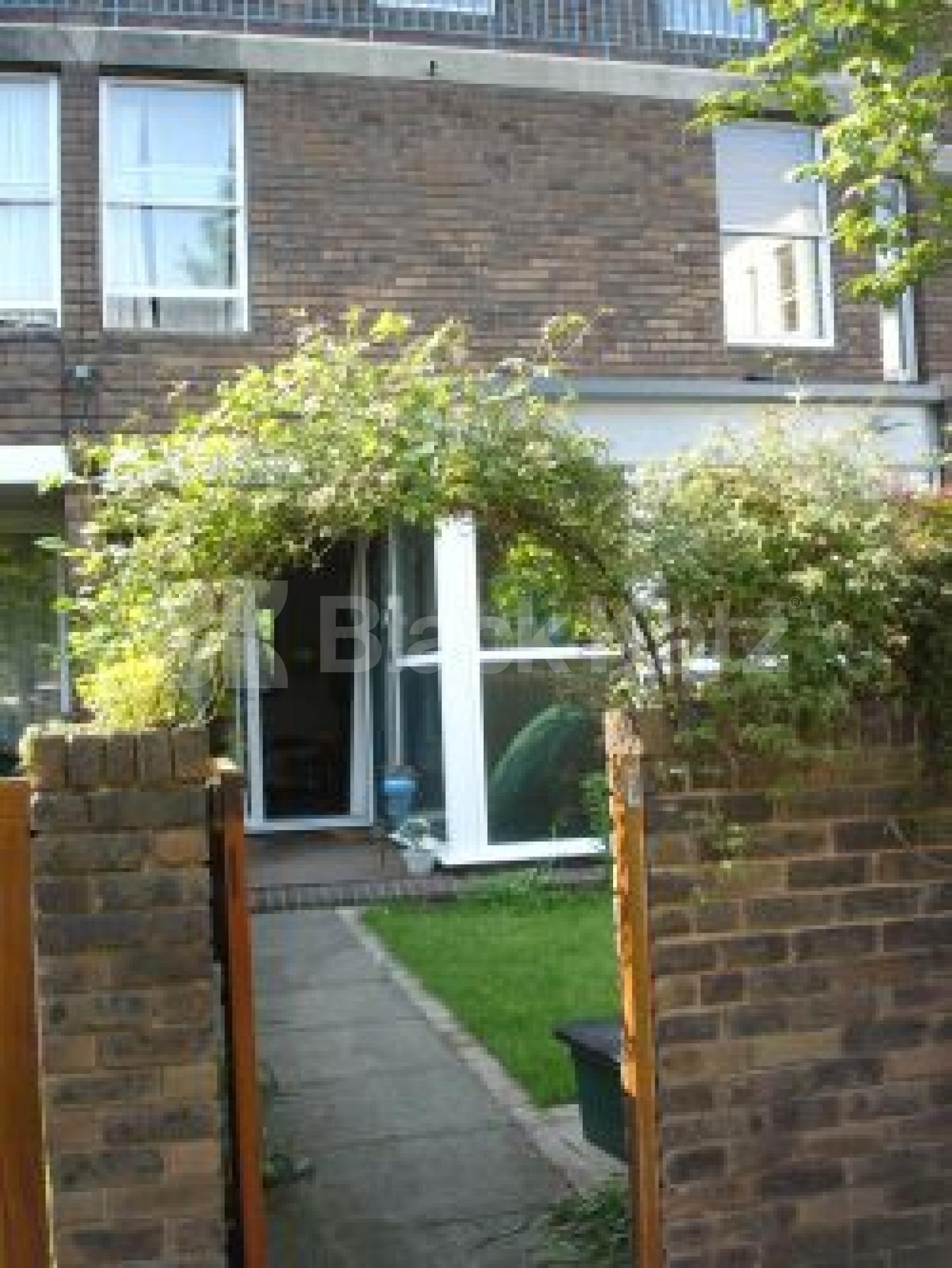 			2 Bedroom, 1 bath, 1 reception Flat			 Cadly Walk, ANGEL/ESSEX ROAD N1 N1